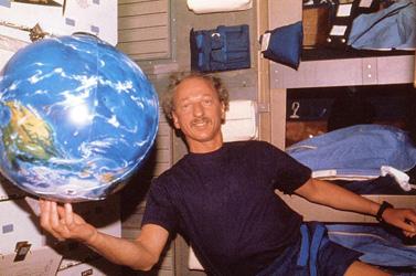 Dirk Frimout Ballon globe terrestre dans l'espace