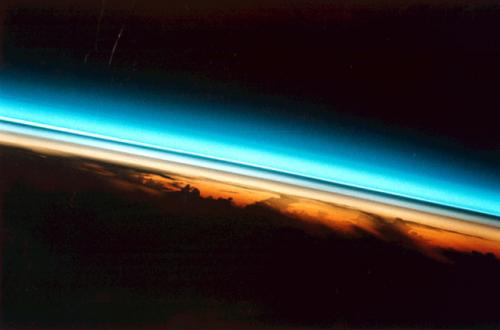 Couche d’aérosols orange-blanchâtre dans la stratosphère 1984