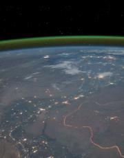Nachtelijke groene luchtgloedlaag aarde