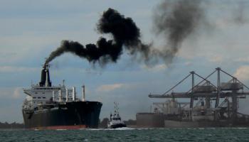 Navire en manœuvre à la sortie du port de Saint Louis du Rhône, près de Marseille. Un panache de fumée noire polluante est clairement visible.