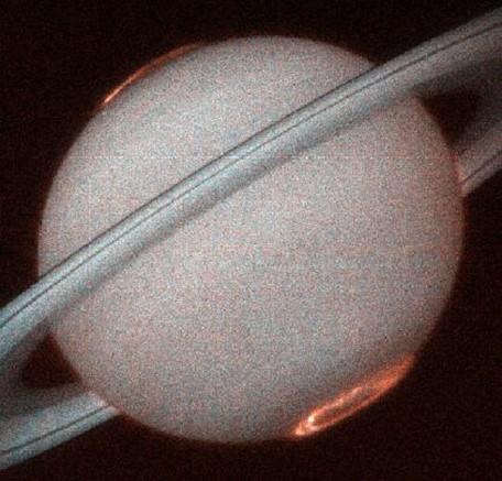 Saturnus met poollichtovalen